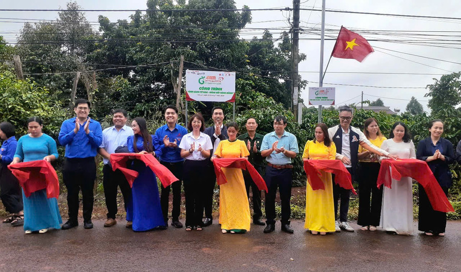 Lãnh đạo Đảng ủy, UBND xã Al Bá và đại diện các đơn vị cắt băng khánh thành công trình “Ánh sáng tự hào-Gắn kết cộng đồng” tại làng Dơ Nông Ó. Ảnh: H.V gen-n-z6790678824165-682c730c22234a399553c3e625098327.jpg