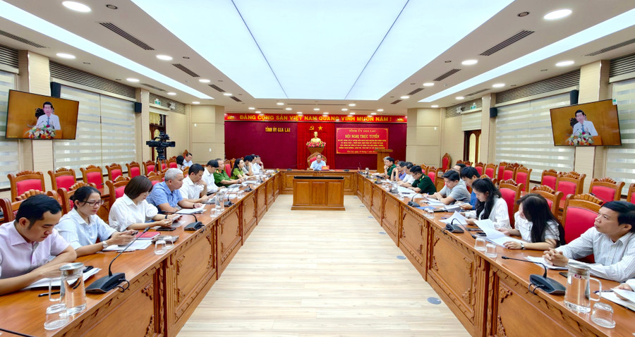 Phó Bí thư Thường trực Tỉnh ủy, Chủ tịch HĐND tỉnh Rah Lan Chung và các đại biểu dự hội nghị tại điểm cầu Gia Lai. Ảnh: Dũng Nhân 1000002451-5731.jpg