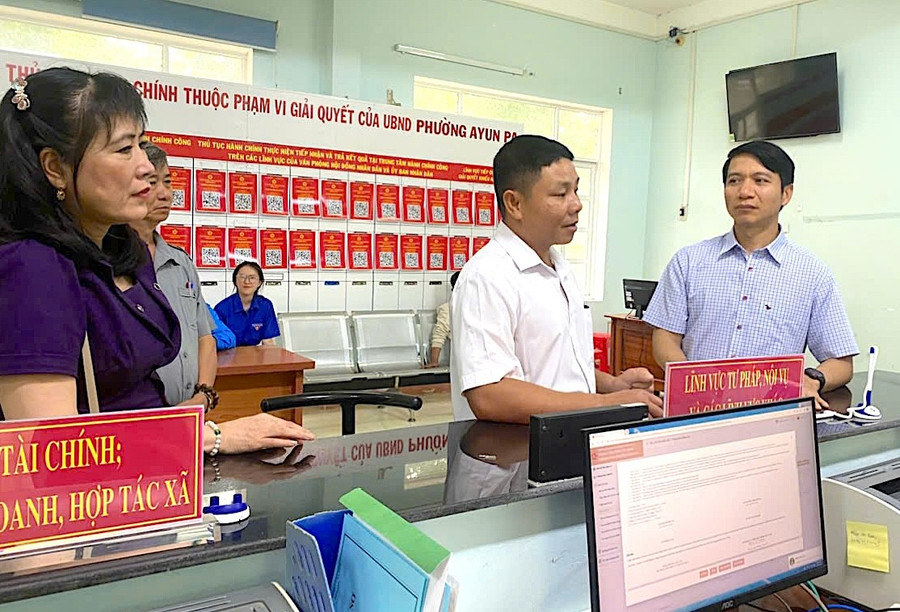 Đồng chí Nguyễn Ngọc Lương (bìa phải) kiểm tra tại Trung tâm Phục vụ hành chính công phường Ayun Pa. Ảnh: X.Đ xd-anh-5.jpg