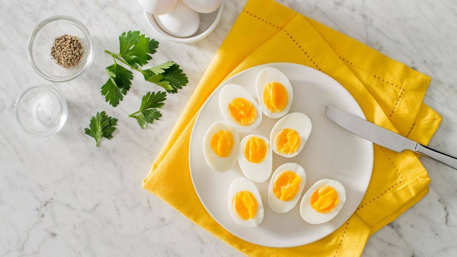 Trứng luộc là nguồn cung cấp protein dồi dào, rất cần thiết để duy trì các chức năng bình thường của cơ, xương, da, máu. Ảnh: Internet bo-qua-buoc-nay-dam-bao-den-luoc-qua-trung-cung-bi-che-trungluoc-bepeva-eva-1-1574958255-673-width1280height720.jpg