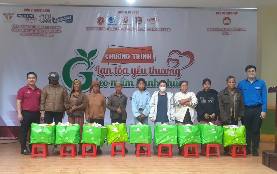 Đại diện các đơn vị tặng quà cho người có công cách mạng trên địa bàn xã Al Bá. Ảnh: H.V gen-n-z6790699519062-4c3b49ae51b24e417258fe8a4604d97f.jpg