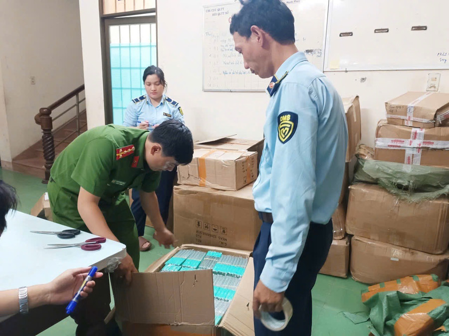 Số hàng hóa không hóa đơn, chứng từ bị thu giữ. Ảnh: ĐVCC img-8210.jpg