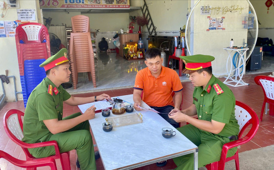 Công an phường Hoài Nhơn Nam thường xuyên tuyên truyền những quy định của Luật Phòng, chống tác hại của rượu, bia. Ảnh: K.A z6932363682056-a4f5b84603a3fcd0da38de86da8a407d.jpg