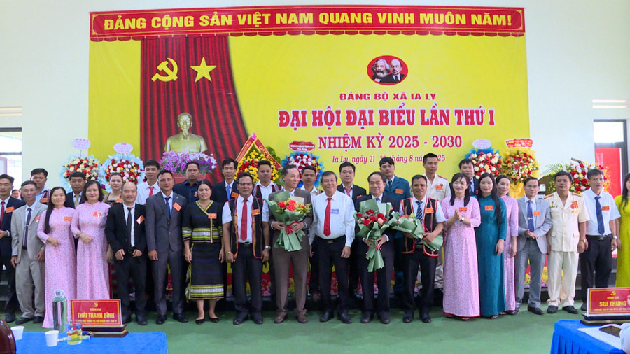 Ban Chấp hành Đảng bộ xã Ia Ly khóa I ra mắt Đại hội. Ảnh: B.Đ bch-dang-bo-xa-ia-ly2.jpg