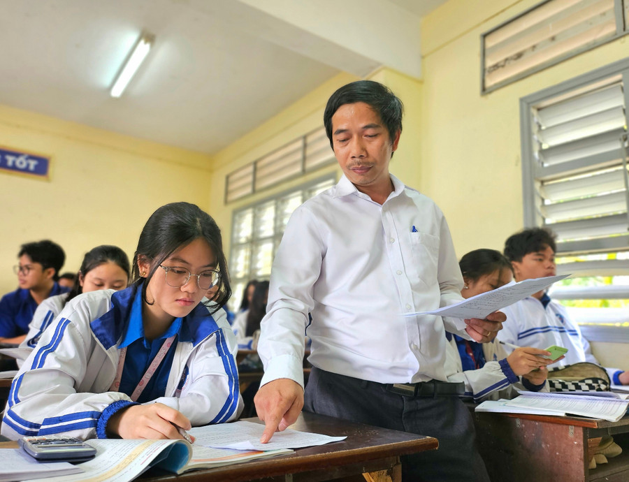 Theo đề xuất tại dự thảo về chính sách tiền lương, từ năm 2026, 2 nhóm nhà giáo sẽ được hưởng phụ cấp 150% lương. Ảnh minh họa: Mộc Trà thay-nguyen-quang-phu-huong-dan-hoc-sinh-lop-11-giai-bai-tap-toan-trong-mot-gio-len-lop-anh-moc-tra.jpg
