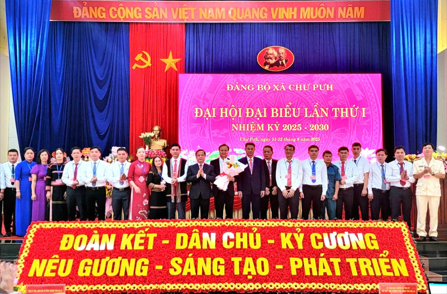 Ban Chấp hành Đảng bộ xã Chư Pưh khóa I ra mắt nhận nhiệm vụ. Ảnh: Minh Trung ra-mat-bch-dang-bo-xa-chu-puh-khoa-i-nhiem-ky-2025-2030-7708.jpg