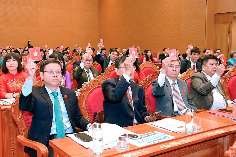 Các đại biểu biểu quyết thông qua các chỉ tiêu chủ yếu của nhiệm kỳ 2025-2030. Ảnh: Đ.T z6899174631161-c5015f7767250ea49c196b270787809d.jpg