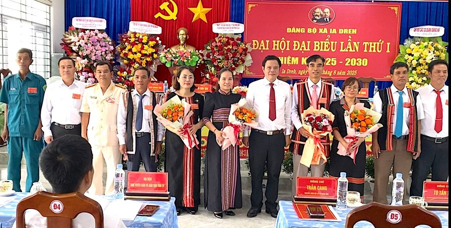 Đồng chí Trần Cang (thứ 5 từ phải sang)-Ủy viên Ban Thường vụ Tỉnh ủy, Giám đốc Sở Tài chính chụp ảnh lưu niệm cùng Ban Thường vụ Đảng ủy xã Ia Dreh nhiệm kỳ 2025-2030. Ảnh: T.T 2-dc-tran-cang-chup-hinh-cung-btv-dang-uy-xa.jpg