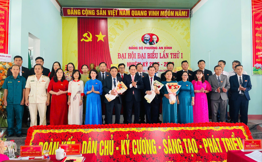 Ban Chấp hành Đảng bộ phường An Bình khóa I ra mắt nhận nhiệm vụ. Ảnh: Thế Huynh ban-chap-hanh-dang-bo-phuong-an-binh-khoa-i-nhiem-ky-2025-2030-ra-mat-nhan-nhiem-vu-anh-the-huynh.jpg