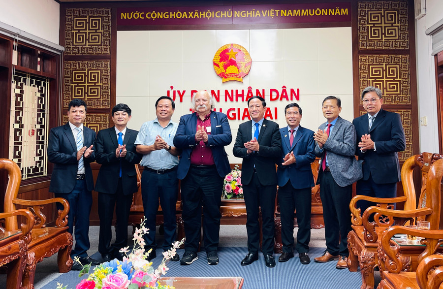 Các đồng chí lãnh đạo tỉnh chụp ảnh lưu niệm cùng Giáo sư Duncan Haldane. Ảnh: Hải Yến 3-1.jpg