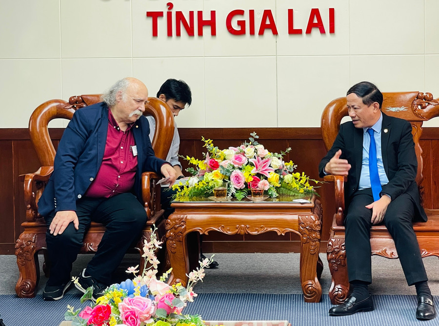 Chủ tịch UBND tỉnh Phạm Anh Tuấn (bìa phải) trò chuyện cùng Giáo sư Duncan Haldane. Ảnh: Hải Yến 1-1-1457.jpg