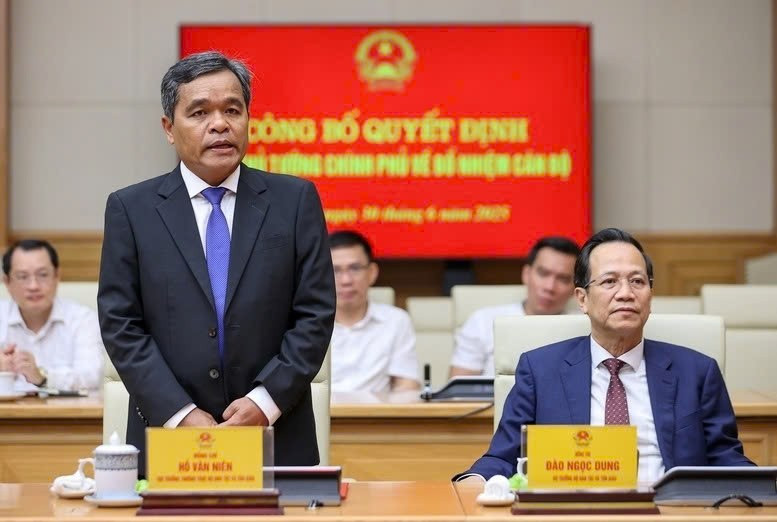 Tân Thứ trưởng Thường trực Bộ Dân tộc Tôn giáo Hồ Văn Niên phát biểu nhận nhiệm vụ. Ảnh: Nhật Bắc/Nguồn: congthuong.vn z6759300777507-e54f291d4c50c29aa7a4c9dc3ad4496d.jpg