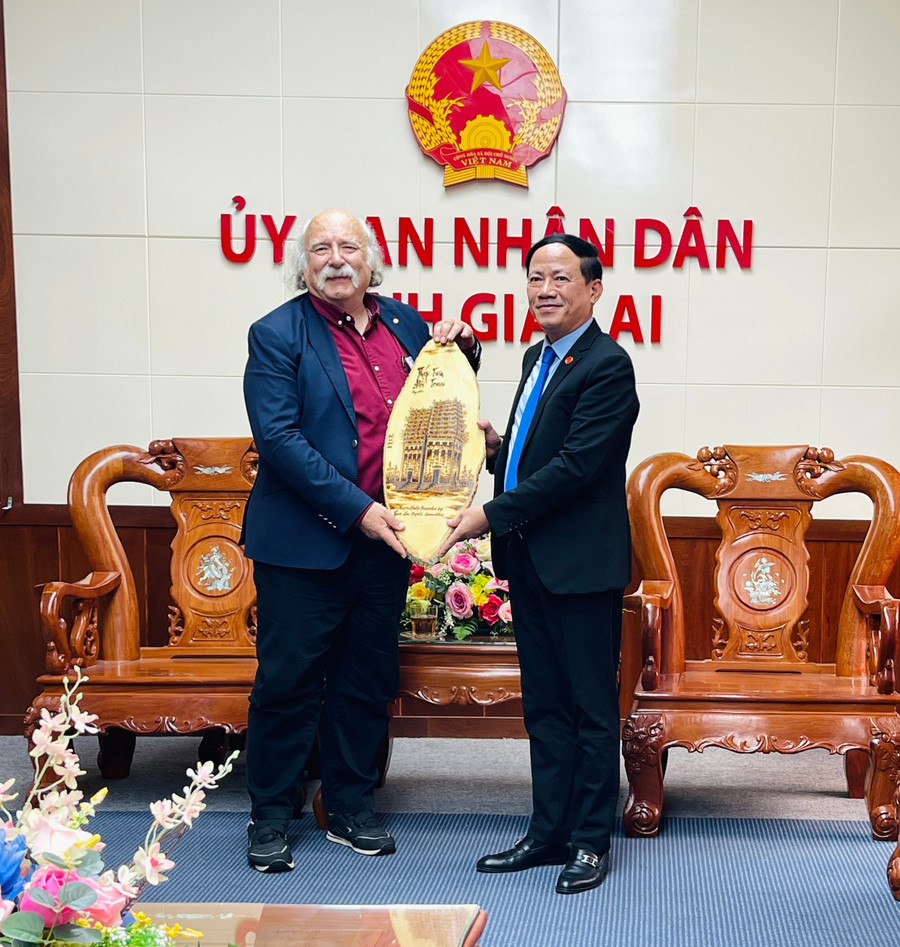 Chủ tịch UBND tỉnh Phạm Anh Tuấn (bìa phải) tặng quà lưu niệm cho Giáo sư Duncan Haldane. Ảnh: Hải Yến 2.jpg