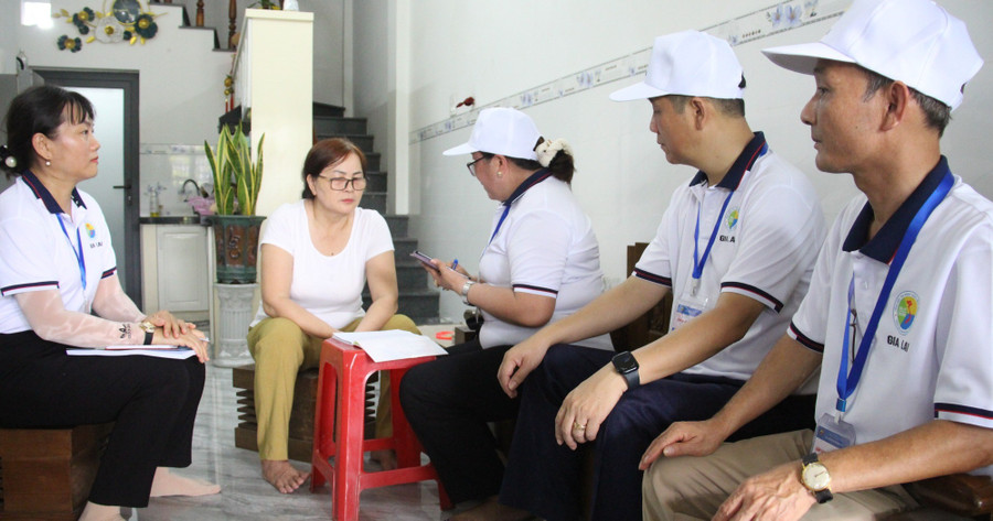 Các điều tra viên thực hiện phỏng vấn, ghi phiếu tại nhà một hộ dân ở xã Tuy Phước vào sáng 1-7. Ảnh: Trọng Lợi 1751352731721.jpg