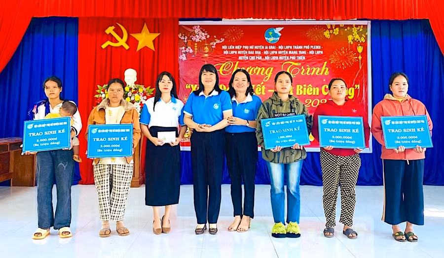 ba-nguyen-hong-thi-van-chu-tich-hoi-lhpn-tp-pleiku-thu-4-tu-trai-sang-tang-phuong-tien-sinh-ke-cho-phu-nu-ngheo-xa-ia-o-huyen-ia-grai-anh-phan-thuong-5365.jpg