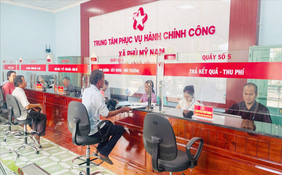 Trung tâm Phục vụ hành chính công xã Phù Mỹ Nam khẳng định không làm việc với người dân qua điện thoại hoặc mạng xã hội. Ảnh: V.T can-bo-xa-phu-my-nam-giai-quyet-thu-tuc-hanh-chinh-cho-nguoi-dan-6591.jpg