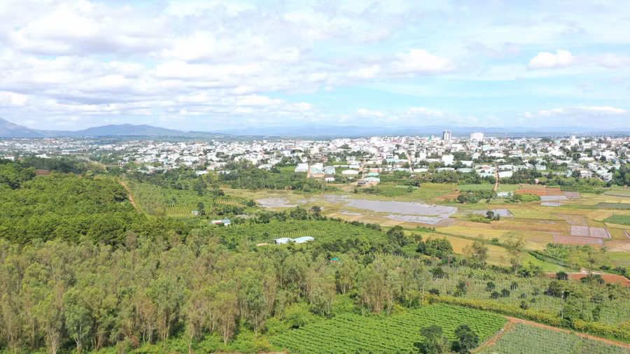 do-thi-pleiku-nhin-tu-dinh-nui-da.jpg