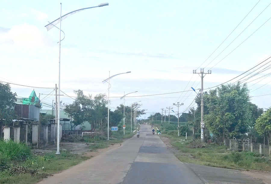 Đẩy mạnh triển khai áp dụng các giải pháp sử dụng năng lượng mặt trời trong chiếu sáng công cộng. Ảnh: M.T z6675098957303-b5dd4325aec0194cc1725a7b28287dd6.jpg