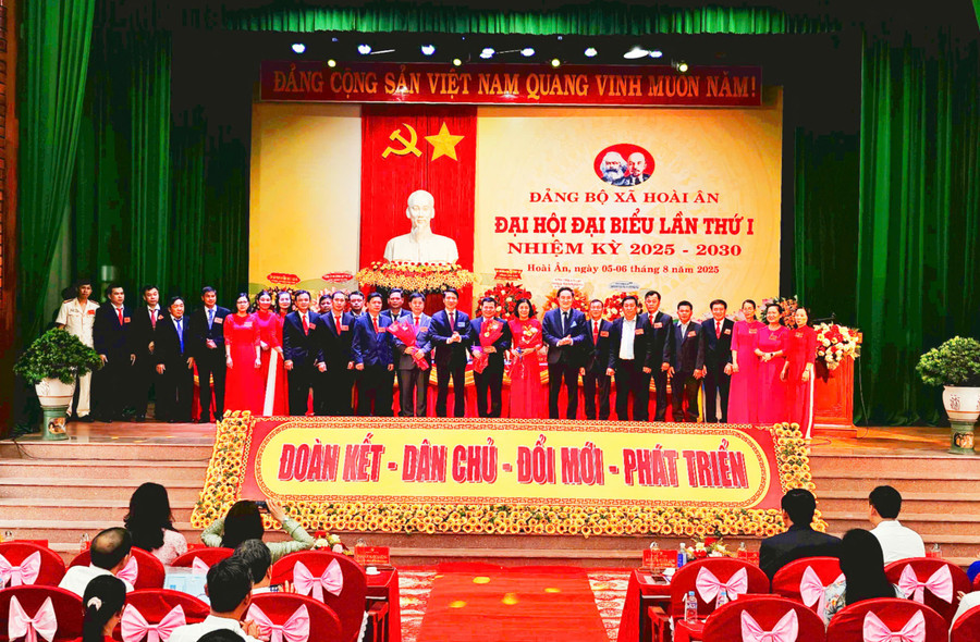 Ban Chấp hành Đảng bộ xã Hoài Ân nhiệm kỳ 2025-2030 ra mắt, nhận nhiệm vụ. Ảnh: Dũng Nhân 68-bch-xa-hoai-an-ra-mat-nhan-nhiem-vu.jpg