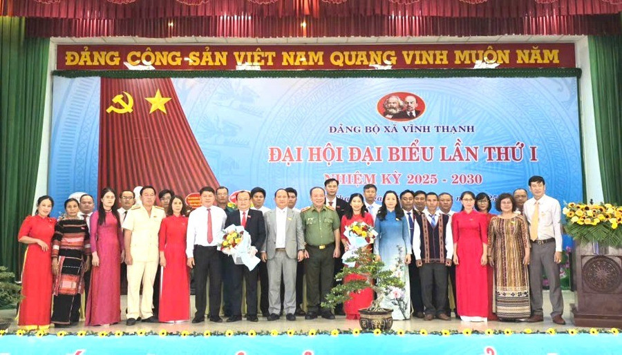 pho-bi-thu-thuong-truc-tinh-uy-rah-lan-chung-tang-hoa-chuc-mung-ban-chap-hanh-dang-bo-xa-vinh-thanh-khoa-i-nhiem-ky-2025-2030-anh-hong-thuong.jpg