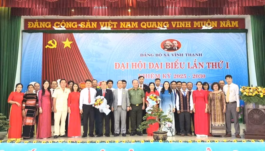 pho-bi-thu-thuong-truc-tinh-uy-rah-lan-chung-tang-hoa-chuc-mung-ban-chap-hanh-dang-bo-xa-vinh-thanh-khoa-i-nhiem-ky-2025-2030-anh-hong-thuong.jpg