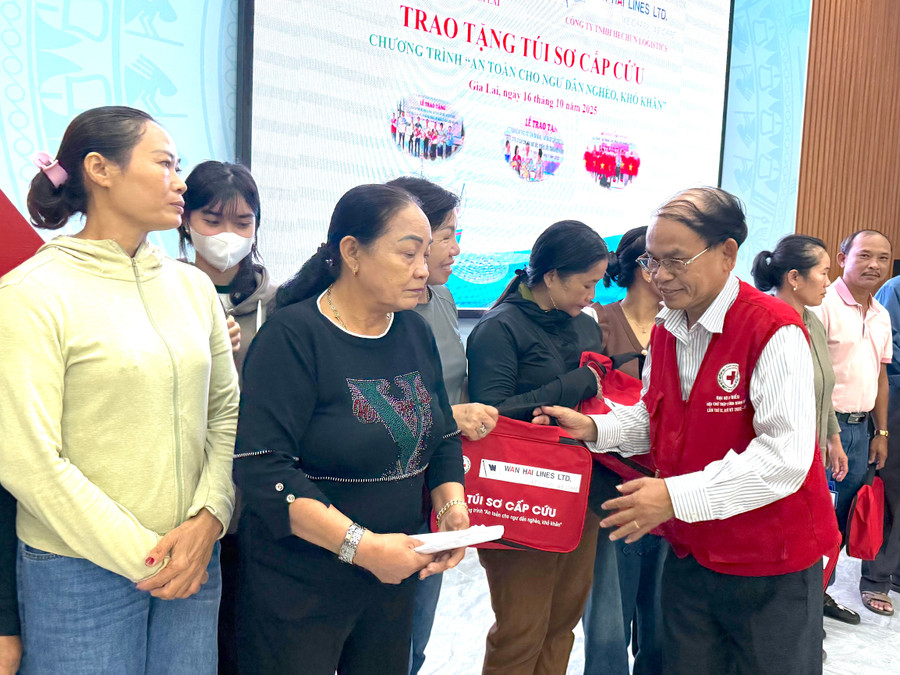 Ông Hà Văn Cát-Chủ tịch Hội Chữ thập đỏ tỉnh Gia Lai trao túi sơ cấp cứu cho ngư dân. Ảnh: N.Q ong-ha-van-cat-chu-tich-hoi-chu-thap-do-tinh-gia-lai-trao-tui-so-cap-cuu-cho-ngu-dan.jpg
