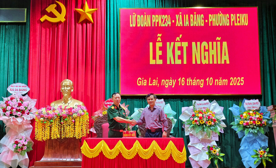 Đại diện lãnh đạo Lữ đoàn Pháo phòng không 234 và phường Pleiku ký kết chương trình phối hợp hoạt động kết nghĩa. Ảnh: B.B dai-dien-lanh-dao-lu-doan-phao-phong-khong-234-va-phuong-pleiku-ky-ket-chuong-trinh-phoi-hop-hoat-dong-ket-nghia.jpg