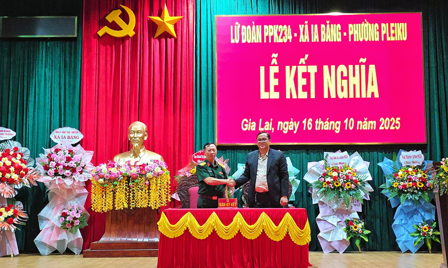 Đại diện lãnh đạo Lữ đoàn Pháo phòng không 234 và xã Ia Băng ký kết chương trình phối hợp hoạt động kết nghĩa. Ảnh: B.B dai-dien-lanh-dao-lu-doan-phao-phong-khong-234-va-xa-ia-bang-ky-ket-chuong-trinh-phoi-hop-hoat-dong-ket-nghia.jpg