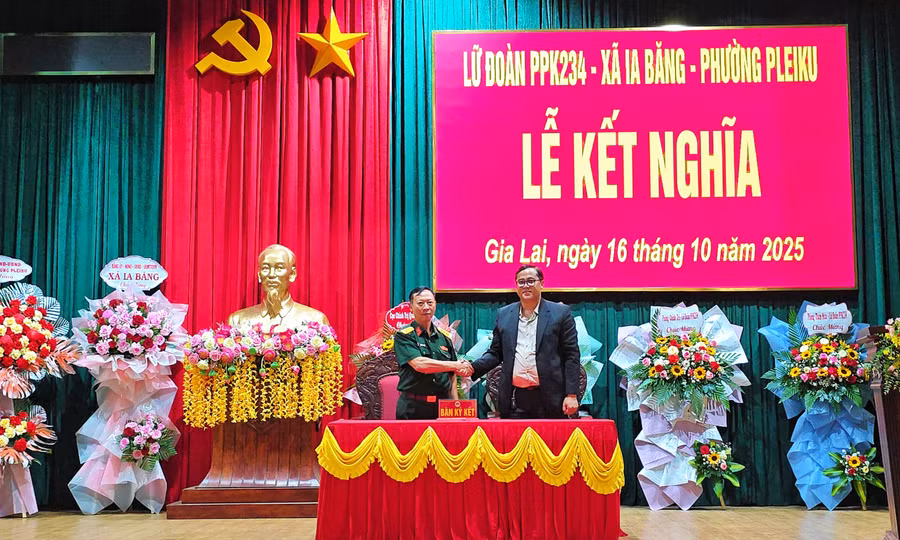 dai-dien-lanh-dao-lu-doan-phao-phong-khong-234-va-xa-ia-bang-ky-ket-chuong-trinh-phoi-hop-hoat-dong-ket-nghia.jpg
