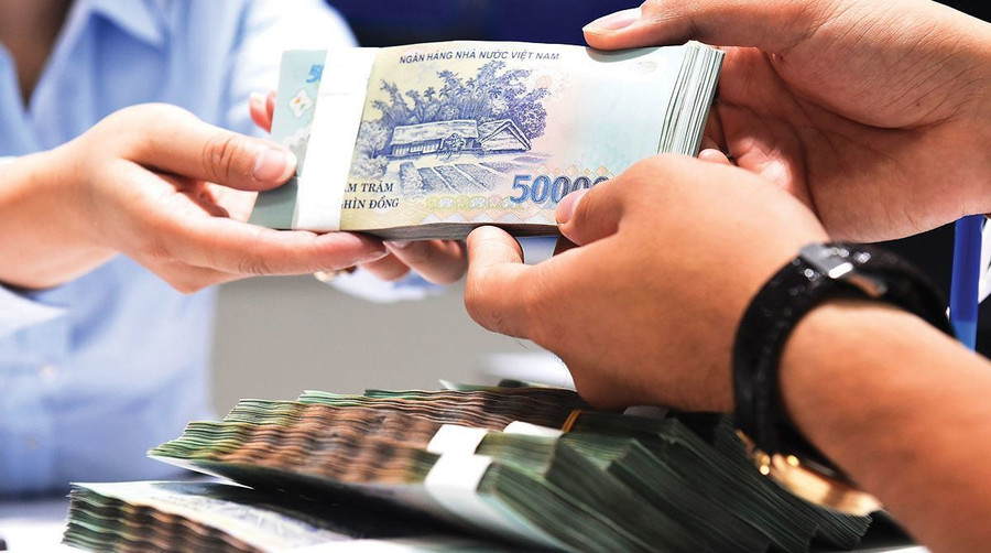 Clientes afetados por tempestades e inundações terão suas taxas de juros de empréstimo reduzidas em até 2% ao ano. Foto: Internet khach-hang-bi-thiet-hai-do-bao-lu-duoc-giam-lai-suat-cho-vay.jpg