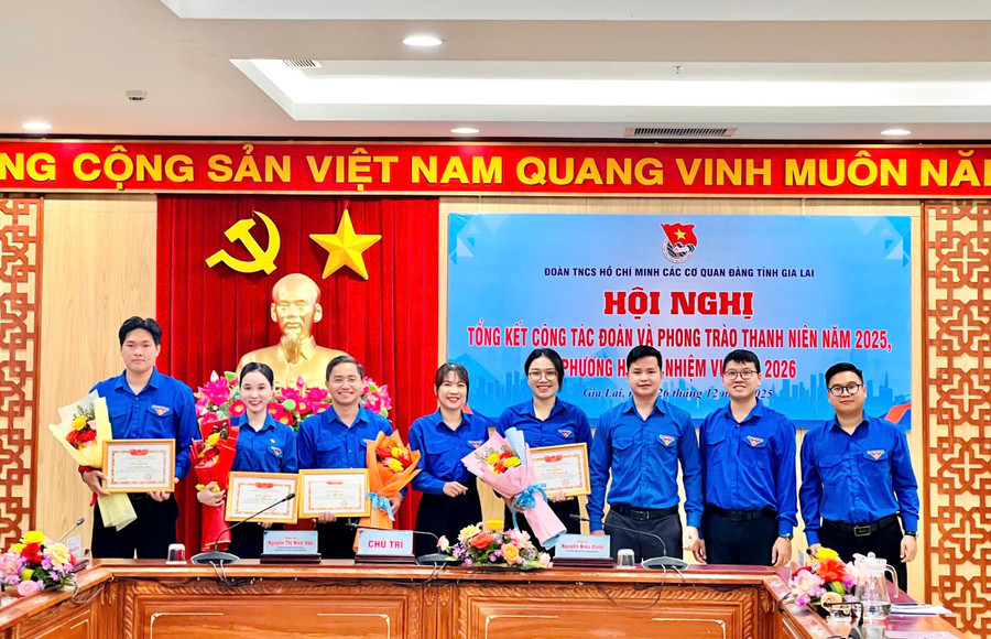 doan-cac-co-quan-dang-tinh-tang-giay-khen-cho-cac-ca-nhan-co-thanh-tich-xuat-sac-trong-cong-tac-doan-va-phong-trao-thanh-nien-nam-2025.jpg
