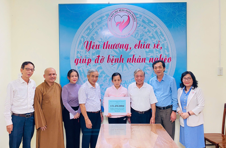 hoi-bao-tro-benh-nhan-ngheo-tinh-gia-lai-to-chuc-trao-tien-ho-tro-cho-em-vu.jpg