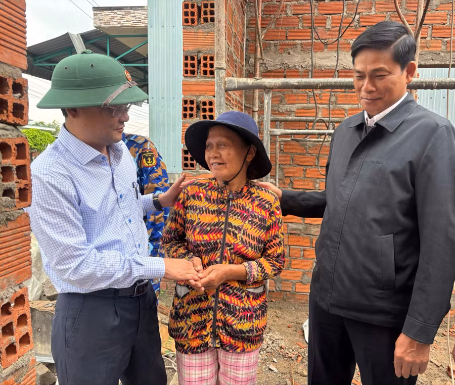 pho-chu-tich-hoi-tham-ho-gia-dinh-don-than-do-thi-ba-thon-kim-dong-xa-tuy-phuoc-dong.jpg