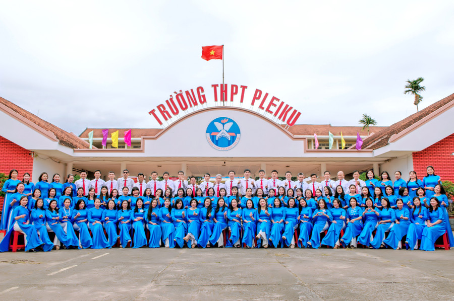 tap-the-su-pham-truong-thpt-pleiku-nam-hoc-2025-2026.jpg