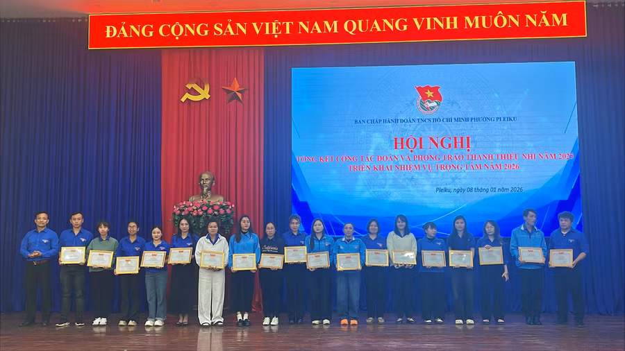 ban-chap-hanh-doan-phuong-pleiku-trao-tang-giay-khen-cho-cac-ca-nhan-co-thanh-tich-xuat-sac-trong-cong-tac-doan-va-phong-trao-thieu-nhi-nam-2025.jpg