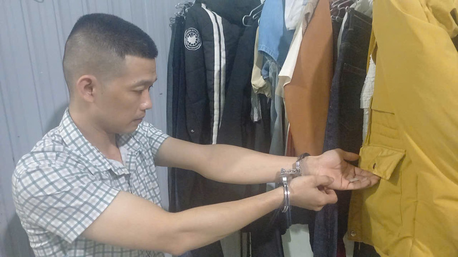 Đối tượng Đinh Ngọc Minh chỉ chỗ cất giấu ma túy. Ảnh: ĐVCC doi-tuong-ma-tuy.jpg