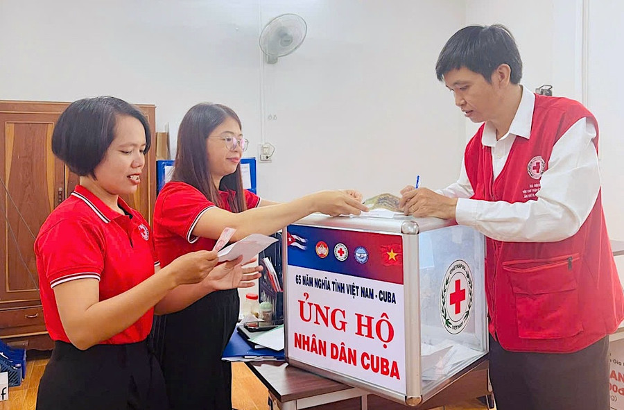 Cán bộ, nhân viên Hội Chữ thập đỏ tỉnh Gia Lai tham gia đóng góp ủng hộ nhân dân Cuba. Ảnh: N.Q z6976075347678-1ca1dde2cac31df854ef95ead494ecee.jpg