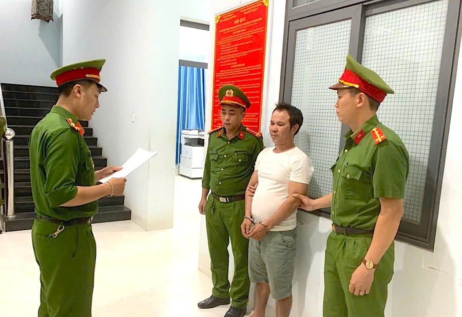 Cơ quan Công an thực hiện lệnh bắt Lê Văn Mơ. Ảnh: ĐVCC img-8562.jpg