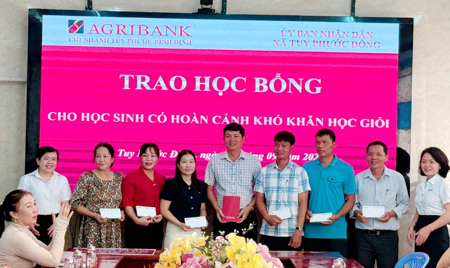 Các đơn vị trao học bổng cho đại diện các trường để tặng lại cho các học sinh trong ngày khai giảng năm học 2025-2026. Ảnh: X.V 0409.jpg