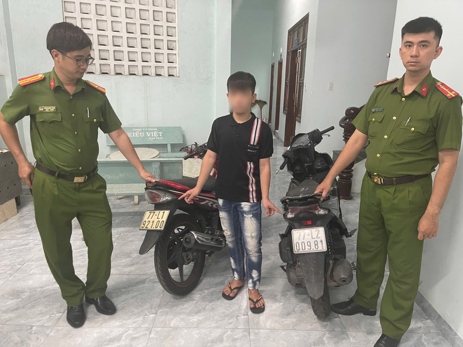 Ngô Vương Tiểu L. và tang vật tại Cơ quan Công an. Ảnh: ĐVCC img-7725-2.jpg