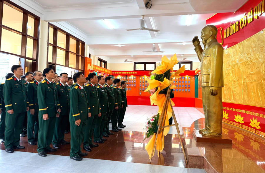 nhan-ky-niem-81-nam-ngay-thanh-lap-qdnd-viet-nam-bo-chqs-tinh-dang-hoa-tuong-nho-cong-on-cua-chu-tich-ho-chi-minh.jpg