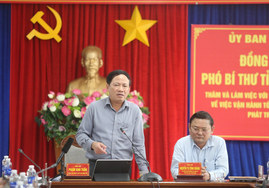 Chủ tịch UBND tỉnh Phạm Anh Tuấn phát biểu chỉ đạo tại buổi làm việc. Ảnh: Văn Ngọc img-1156.jpg