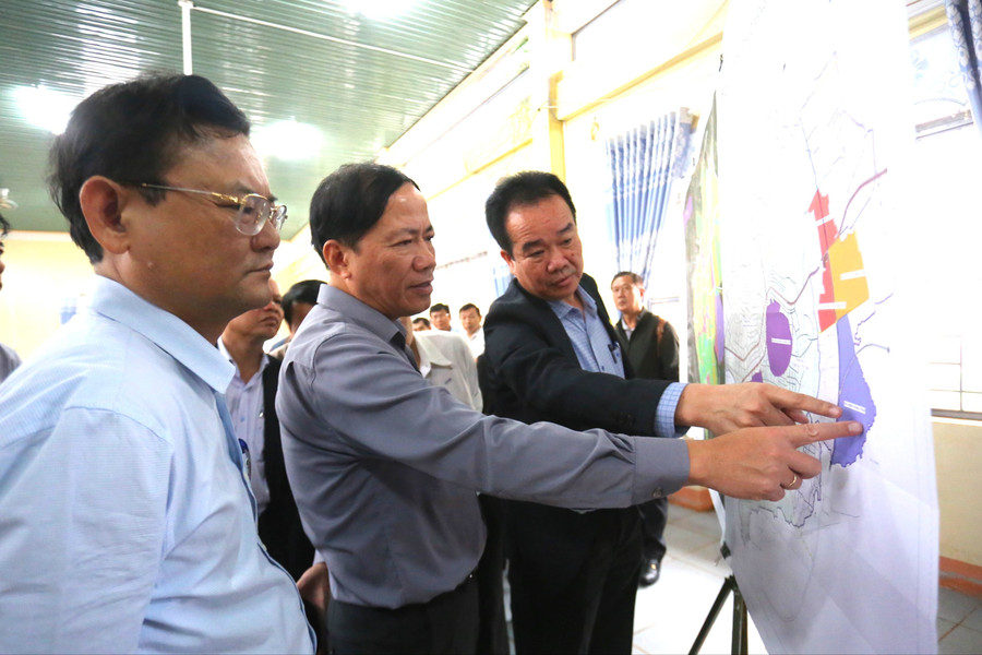 Chủ tịch UBND tỉnh Phạm Anh Tuấn (giữa) lắng nghe những khó khăn, vướng mắc trong quy hoạch tại phường An Phú. Ảnh: Văn Ngọc 2.jpg