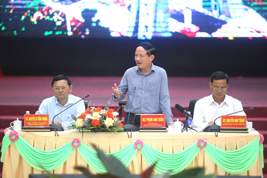 Chủ tịch UBND tỉnh Phạm Anh Tuấn (giữa) đánh giá cao các ý kiến của doanh nghiệp. Ảnh: Văn Ngọc chu-tich-ubnd-tinh-pham-anh-tuan-giua-danh-gia-cao-cac-y-kien-cua-doanh-nghiep-anh-van-ngoc.jpg