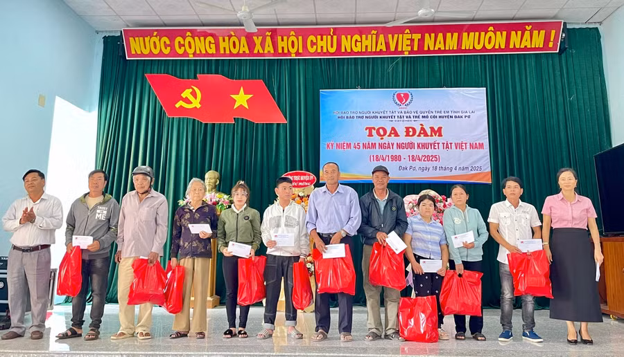 lanh-dao-huyen-tang-qua-cho-nguoi-khuyet-tat-va-tre-em-mo-coi-huyen-dak-po-3247.jpg