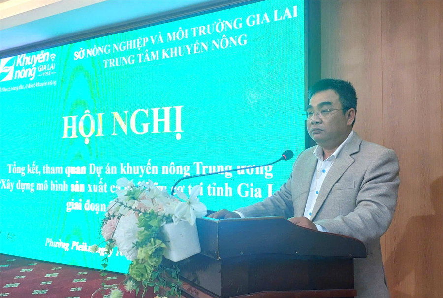 지아라이성 농업진흥센터 소장인 후인 비엣 훙 씨가 유기농 커피 생산 모델 구축 프로젝트를 요약하며 컨퍼런스에서 발언하고 있다. 사진: N.D. ong-huynh-viet-hung-giam-doc-trung-tam-khuyen-nong-gia-lai-phat-bieu-tai-buoi-tong-ket.jpg