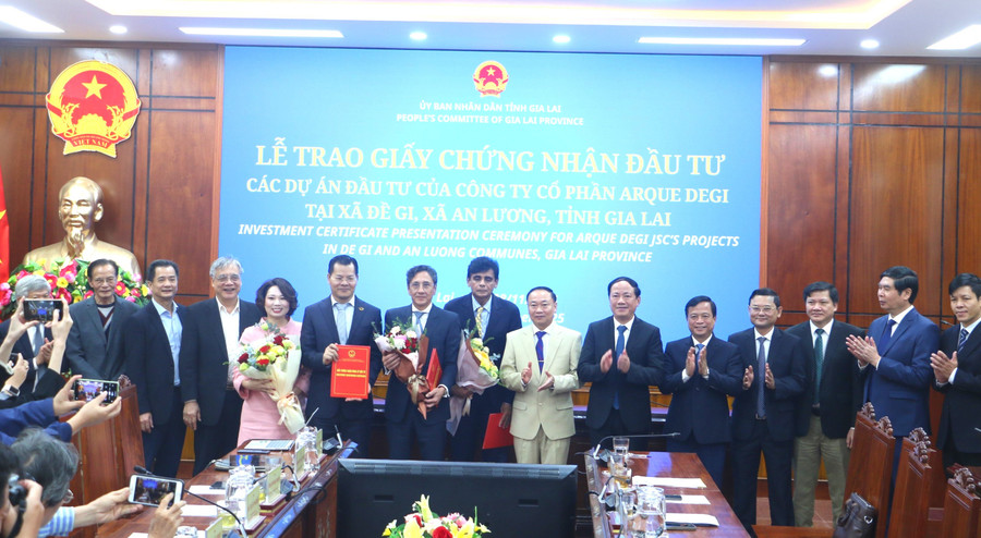 trao-giay-chung-nhan-dang-ky-dau-tu-3-du-an-tai-khu-vuc-dam-de-gi-cho-cong-ty-co-phan-arque-degi-anh-quang-tan.jpg
