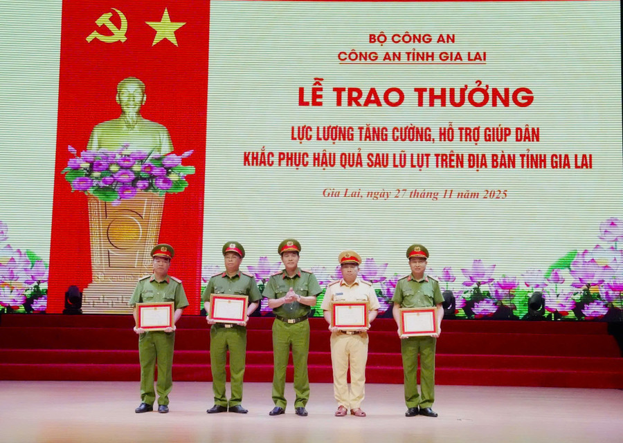 trao-giay-khen-cho-4-tap-the-co-thanh-tich-xuat-sac-dot-xuat-trong-cong-tac-tang-cuong-ho-tro-khac-phuc-hau-qua-bao-lu-sau-con-bao-so-13-tai-tinh-gia-lai.jpg