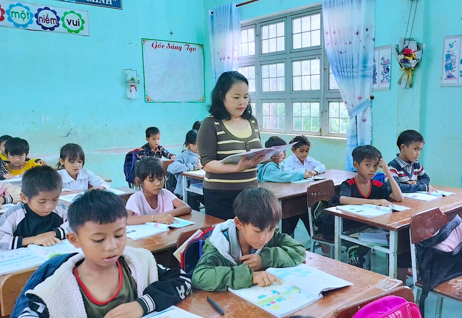 Việc quy định cụ thể địa bàn làm căn cứ xác định học sinh, học viên không thể đi đến trường và trở về nhà trong ngày trên địa bàn tỉnh để xét hưởng chính sách theo Nghị định số 66/2025/NĐ-CP ngày 12-3-2025 của Chính phủ. Ảnh minh họa: M.T voi-co-giao-nhan-hanh-trinh-gan-bo-cung-bang-den-phan-trang-ben-anh-mat-nu-cuoi-than-thuong-cua-hoc-tro-luon-cung-la-khoang-thoi-gian-tuoi-dep-va-day-y-nghia-anh-moc-tra.jpg