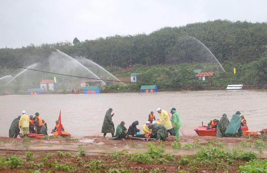 Ban Chỉ đạo Phòng thủ dân sự huyện Đức Cơ diễn tập ứng phó sự cố thiên tai. Ảnh: V.H 1bg.jpg